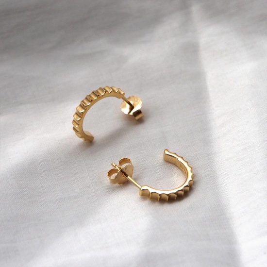 murkani petites fluted hoop earrings gold